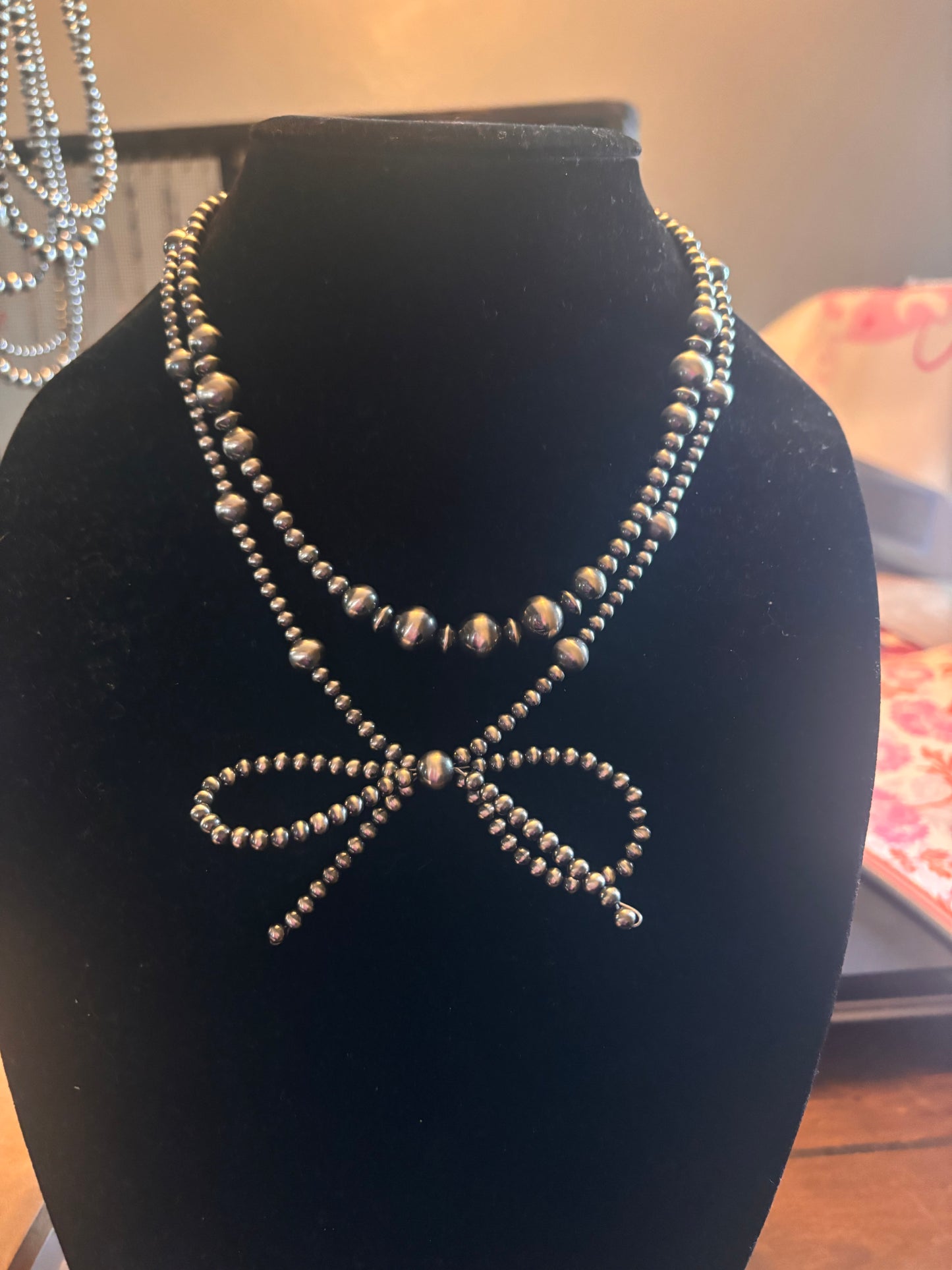Bow necklace
